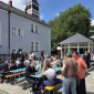Mittagessen im Sonnenschein im Innenhof
