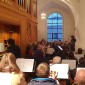 Der Bezirksposaunenchor auf der Orgelempore in Aktion