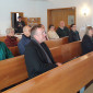 Der Landesbischof sitzt in Bodenmais in der Kirchenbank und verfolgt eine Pr&auml;sentation