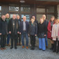 Gruppenbild: Landesbischof, Schulleitungen und Pfarrpersonen vor der Realschule Bad K&ouml;tzting