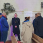 Der Landesbischof steht vor einer Wand mit Baupl&auml;nen in der Erl&ouml;serkirche