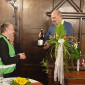 Eine gr&uuml;ne Simultankirchen-Weste und eine gro&szlig;e Flasche Zoiglbier f&uuml;r den Landesbischof