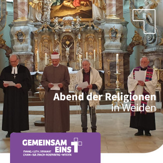 Ein evangelischer und ein katholischer Christ, ein Muslim und ein Jude sprechen gemeinsam ein Friedensgebet.